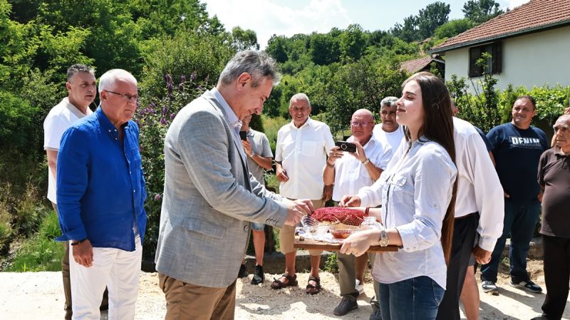 У току асфалтирање пута у Големом Селу
